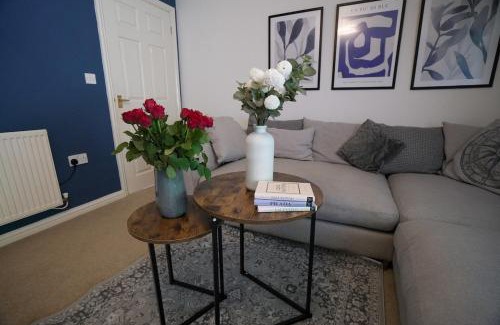 Stevenage Casa | Spacious 5 Bedrooms Sleeps 9 3 Bath and Parking Ideal for Contractors