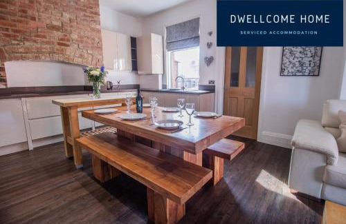 Westoe Apartamento | Spacious 5 Double Bedroom 6 Beds Townhouse 2 Bathrooms, Ideal for long term contractor, etc stays, 15 mins drive to Nissan, 10 mins walk to metro station - see our site for assurance