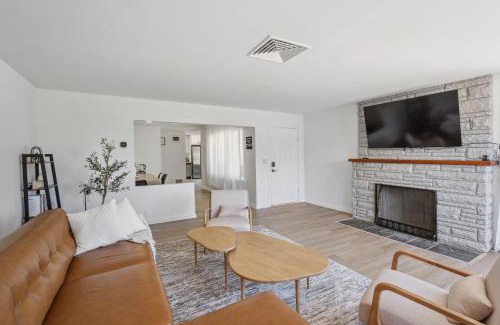 SeaTac Casa | Spacious 5B2B home 5 min to airport with AC, Game Room, WiFi, Parking