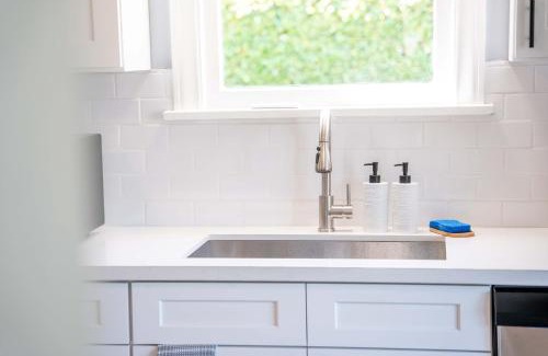 SeaTac Casa | Spacious 5B2B home 5 min to airport with AC, Game Room, WiFi, Parking