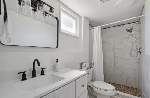 SeaTac Casa | Spacious 5B2B home 5 min to airport with AC, Game Room, WiFi, Parking