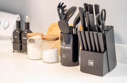 SeaTac Casa | Spacious 5B2B home 5 min to airport with AC, Game Room, WiFi, Parking