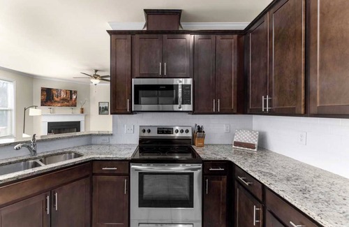 Norcross Casa | Spacious 5B3B｜Lush Backyard｜Garage & Street Parking｜Newly Renovated #41985