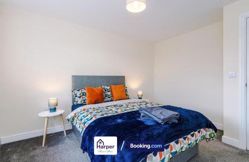 Ewloe Casa | Spacious 5BR Detached House by Harperletting - Driveway, Hawarden, Long&Short Stays