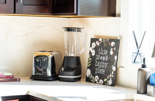 Burnsville Casa | Spacious 5BR Family Retreat w/ In-Law Suite & Park Access – Near Mall of America