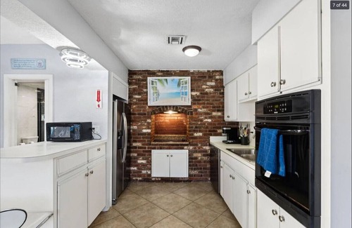 Melaleuca Gardens Casa | Spacious 5BR |Heated Pool |2 Miles Beach & Airport
