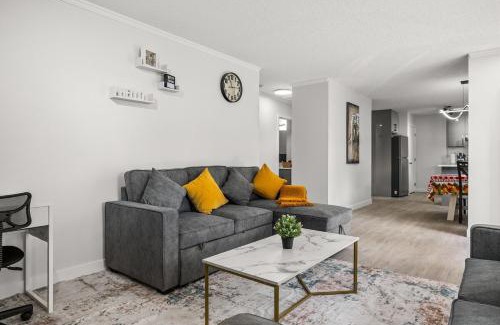 Southeast Calgary Casa | Spacious 5BR Home, 2 Kitchen, 2 Living rooms - 14 Min to Airport, 8 Min to Downtown &Zoo