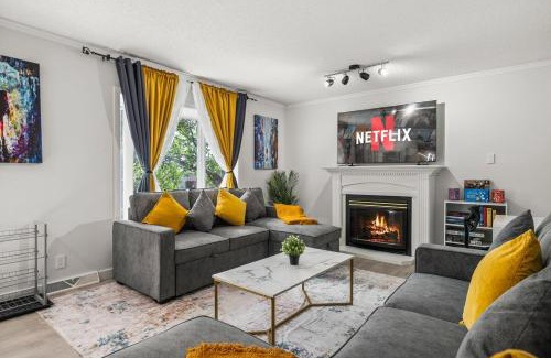 Southeast Calgary Casa | Spacious 5BR Home, 2 Kitchen, 2 Living rooms - 14 Min to Airport, 8 Min to Downtown &Zoo