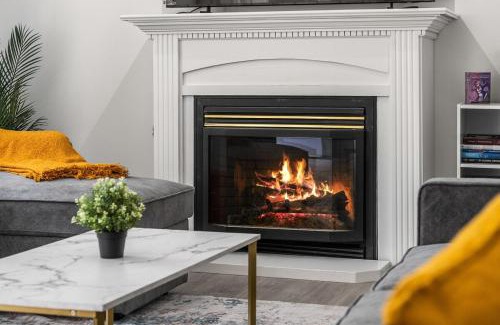 Southeast Calgary Casa | Spacious 5BR Home, 2 Kitchen, 2 Living rooms - 14 Min to Airport, 8 Min to Downtown &Zoo