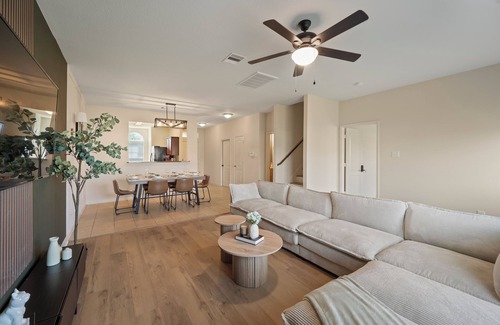 Humble Casa | Spacious 5BR Home 3.5 Miles to IAH airport Full Kitchen TV & Desk in Every Room