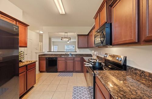 Humble Casa | Spacious 5BR Home 3.5 Miles to IAH airport Full Kitchen TV & Desk in Every Room