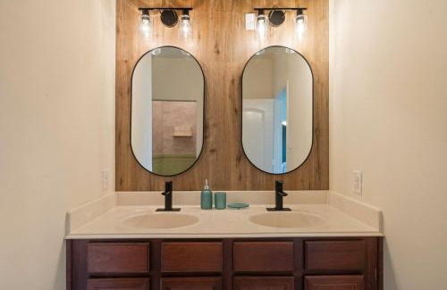 Humble Casa | Spacious 5BR Home near IAH airport - Sleeps 16
