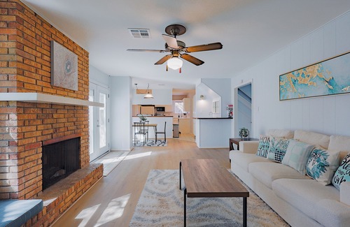 Spring Branch West Casa | Spacious 5BR Home - Near Energy Corridor - Sleeps 14 - Pet friendly