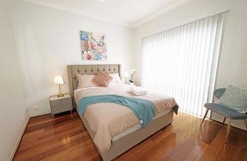 Hallam Casa | Spacious 5BR House in Hallam near Bunjil Place