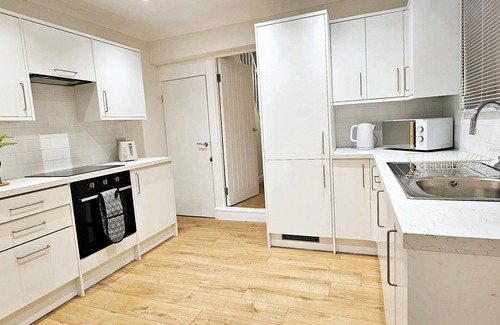 Bedford Casa | Spacious 5BR House Near Town | Kitchen, Dining & Lounge