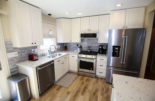 St. Anthony West Casa | Spacious 5BR in NE Arts District by Lux Life