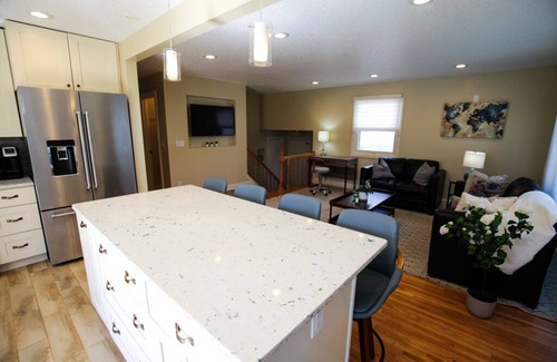 St. Anthony West Casa | Spacious 5BR in NE Arts District by Lux Life