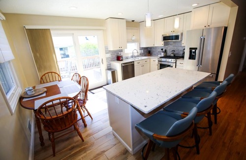 St. Anthony West Casa | Spacious 5BR in NE Arts District by Lux Life