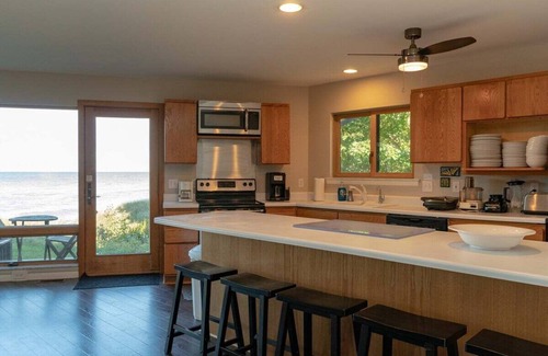 Manistee Casa | Bellavita: Casa de 5 pisos y 5 dormitorios en el lago Michigan (para 17 personas)