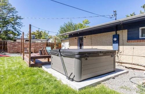 Arvada Plaza Area Casa | Spacious 5br Retreat W Patio & Hot Tub