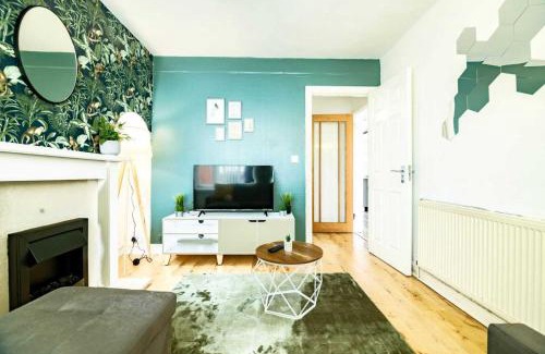 Acresford Casa | Spacious 6-Bed Home in Coventry, Warwick, West Midlands- Free Parking, Super Fast WiFi