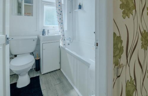 Acresford Casa | Spacious 6-Bed Home in Coventry, Warwick, West Midlands- Free Parking, Super Fast WiFi