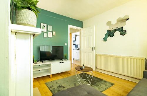 Acresford Casa | Spacious 6-Bed Home in Coventry, Warwick, West Midlands- Free Parking, Super Fast WiFi