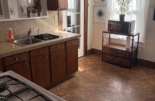 Cuyahoga Falls Casa | Spacious 6-bedroom sleeps 10 downtown 2 blocks River dog-friendly