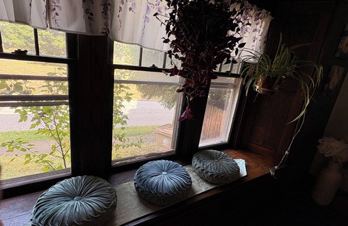 Cuyahoga Falls Casa | Spacious 6-bedroom sleeps 10 downtown 2 blocks River dog-friendly