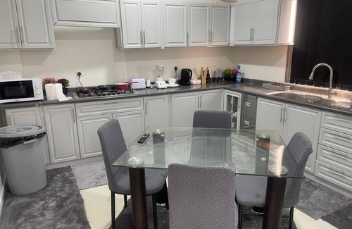 Medina Apartamento | Spacious 6-bedroom apartment in delightful Madinah with WiFi, AC