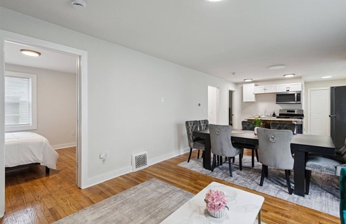 Lansing Casa | Spacious 6-bedroom building in fabulous Lansing with WiFi, AC