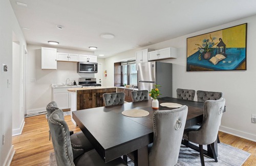 Lansing Casa | Spacious 6-bedroom building in fabulous Lansing with WiFi, AC