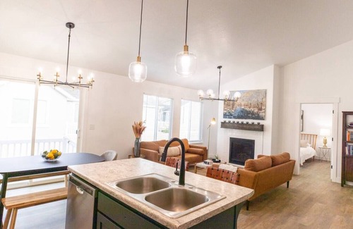 Sunset Heights Casa | Spacious 6 Bedroom Disco House!