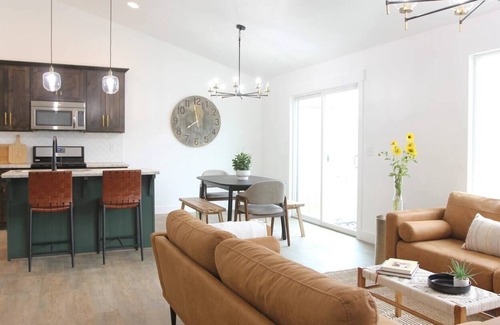 Sunset Heights Casa | Spacious 6 Bedroom Disco House!