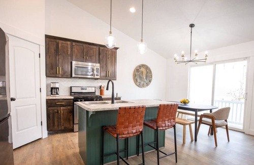 Sunset Heights Casa | Spacious 6 Bedroom Disco House!