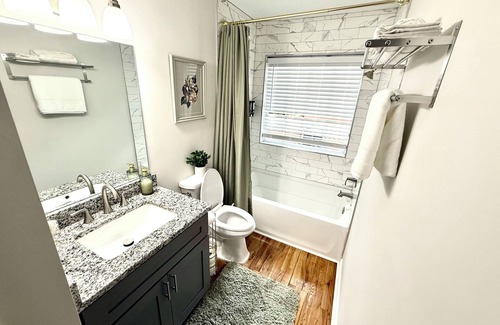 Atlanta University Center Casa | Spacious 6 bedroom house in lovely Atlanta By Mercedes Benz. Great for groups