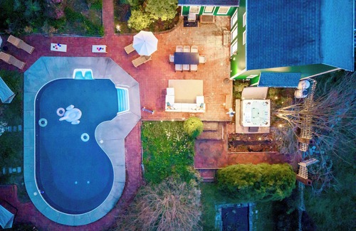 Haywood Casa | Spacious 6-bedroom house w/AC Pool & Hot Tub Firepit Near Shenandoah