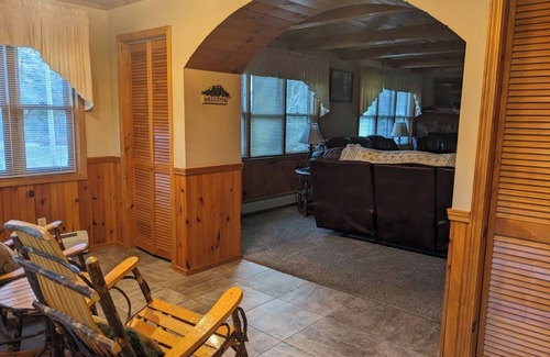 Gaines Cabina | Spacious 6-bedroom lodge with AC, hot tub, pool table, fire pit and amazing view