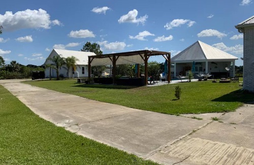 Quiet Place In The Country Casa | Spacious 6-bedroom house in charming Port Orange with WiFi, AC Pool