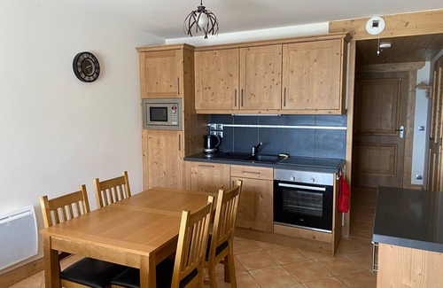 Cohennoz Apartamento | Apartamento para 6 con terraza, jardín, piscina y vistas al bosque