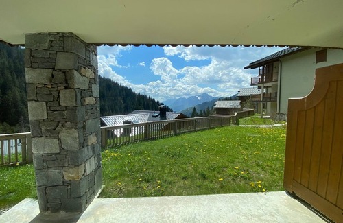 Cohennoz Apartamento | Apartamento para 6 con terraza, jardín, piscina y vistas al bosque