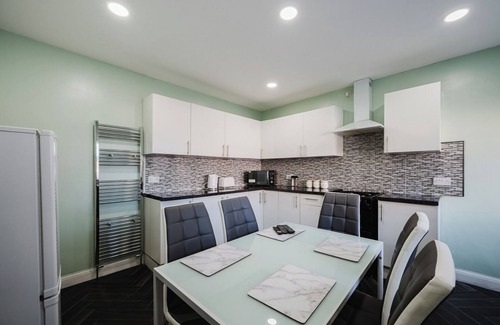 Clayton Casa | Spacious 6BD Retreat: Homely Comfort and Garden