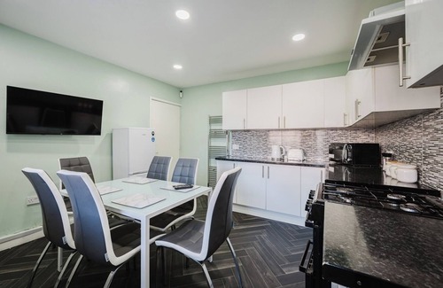 Clayton Casa | Spacious 6BD Retreat: Homely Comfort and Garden