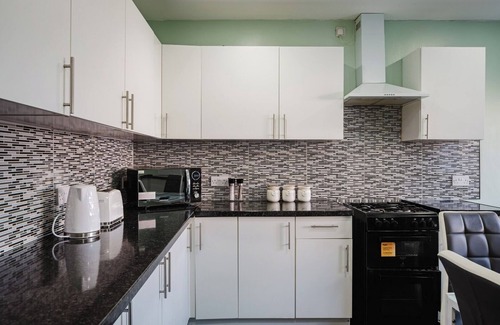 Clayton Casa | Spacious 6BD Retreat: Homely Comfort and Garden