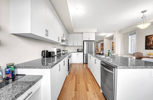Burlington Casa | *Spacious* 6bed Home near Pier/Niagara/Toronto/QEW