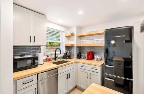 Dicken Casa | Spacious 6BR Home w/ Jacuzzi, Walk to Big House!