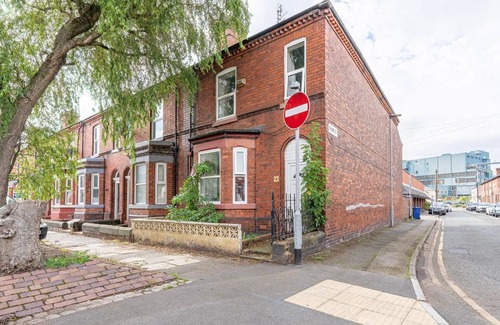 Warrington Casa | Spacious 6BR House | Central Warrington | Unli Wi-Fi | Free Parking | Sleeps 12