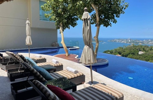 Las Brisas Casa | Spacious 7-bedroom house in enjoyable Acapulco with AC, amazing view, Las Brisas