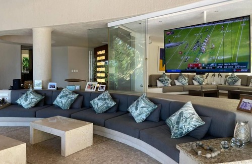 Las Brisas Casa | Spacious 7-bedroom house in enjoyable Acapulco with AC, amazing view, Las Brisas