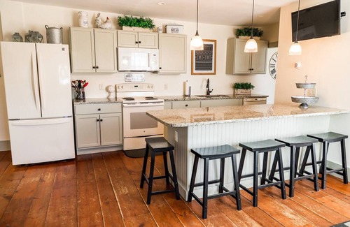 Boscawen Casa | Spacious 7-bedroom Historic Country Inn near Concord